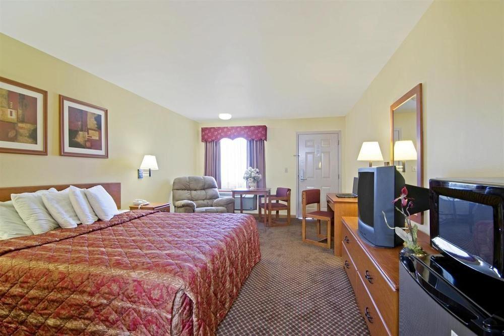 Americas Best Value Inn Bryant Exterior photo