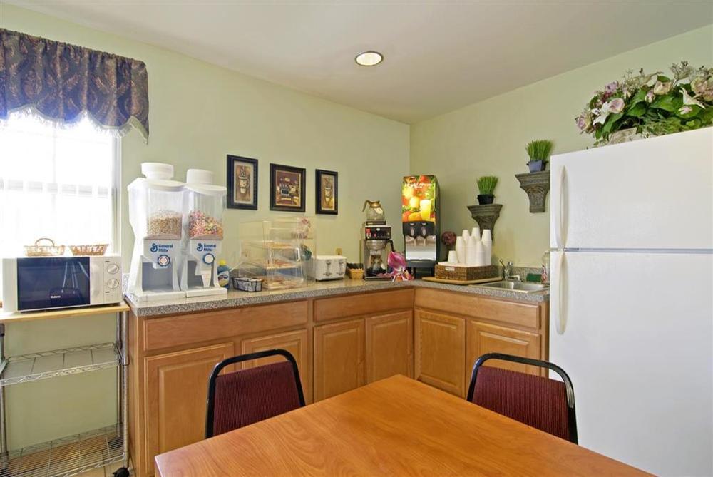 Americas Best Value Inn Bryant Restaurant photo