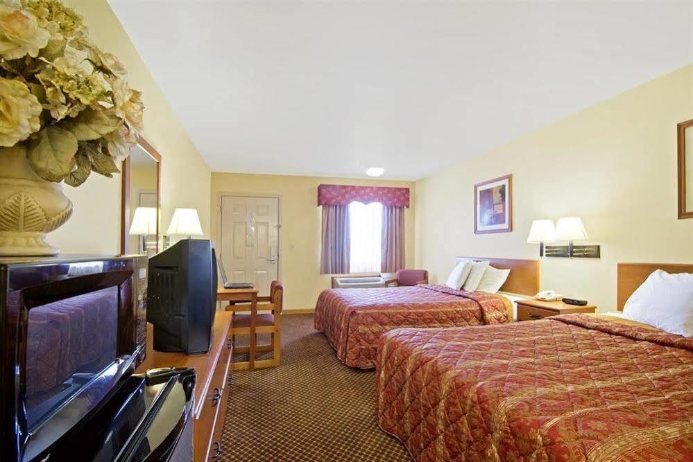 Americas Best Value Inn Bryant Room photo